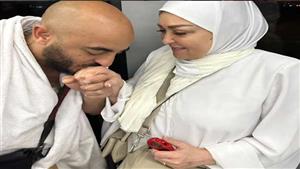 ابنة نهال عنبر يُقبل يدها في أحدث ظهور لهما (صورة)