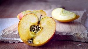 ماذا يحدث لجسمك عند تناول فاكهة متعفنة دون أن تدري؟.. احذر هذه الأعراض