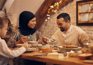 خبير تغذية يوضح ترتيب تناول الطعام في رمضان "فيديو"
