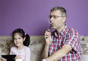 للآباء- تدخين السجائر الإلكترونية بجانب الأطفال يهدد صحتهم