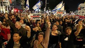 متظاهرون يحتجون أمام وزارة الدفاع الإسرائيلية للمطالبة بصفقة