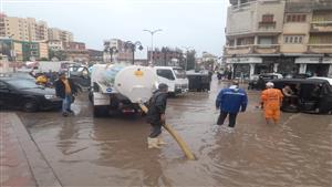 بالصور.. الدفع بـ 1300 معدة لرفع تراكمات مياه الأمطار الغزيرة على البحيرة 