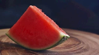 في الجو الحار.. 5 فوائد لـ تناول البطيخ واحذر 3 مخاطر