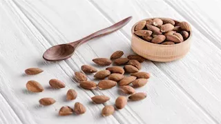  5 مشكلات صحية يسببها الإفراط في تناول اللوز