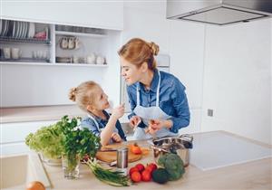 طبيبة تحذر الأمهات: هذه العادات الغذائية تهدد صحة طفلِك