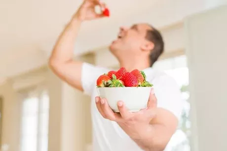 ماذا يحدث لجسمك عند تناول الفراولة كل يوم؟
