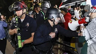 متظاهرون يعتدون على عناصر الأمن في شوارع نيويورك.. ما القصة؟