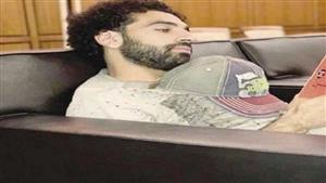 "محاط بالحمقى".. محمد صلاح يقرأ كتابا جديدا (صورة)