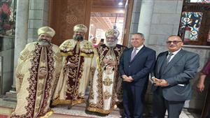 بالصور.. مدير أمن بورسعيد يتفقد قوات تأمين الكنائس أثناء قداس عيد القيامة 