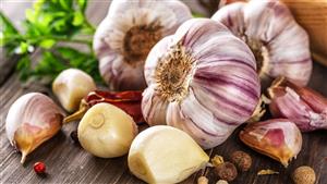 موجود في بعض الأطعمة.. نوع ألياف غذائية يفاقم أعراض القولون العصبي