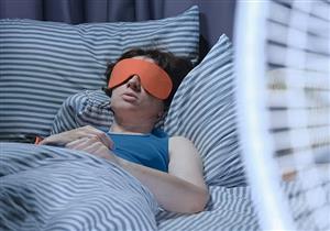 بين الفوائد والأضرار- كيف يؤثر قناع النوم على العين؟