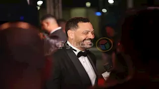 طارق العريان وزوجته بإطلالة جذابة في سابع أيام الجونة 