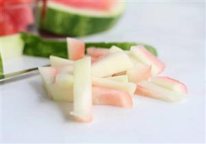 ماذا يحدث لجسمك عند تناول الطبقة البيضاء في البطيخ؟