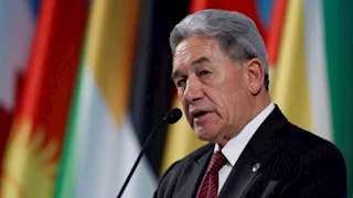 بـ عتلة حديد.. متظاهر يٌهاجم منزل وزير الخارجية النيوزيلندي