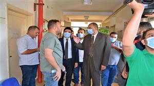 "معندكيش ضمير".. محافظ سوهاج يعنف طبيبة رفضت الكشف على طفل ويحيلها للتحقيق - فيديو وصور