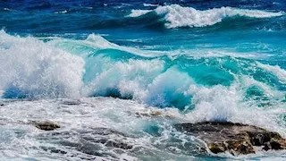 خبير بحري يكشف حقيقة تعرض البحر المتوسط لـ"تسوماني" 