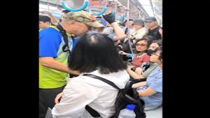 فيديو صادم.. رجل يعتدي على امرأة بالضرب داخل عربة مترو