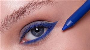 "الآي لاينر" يتألق بدرجات الأزرق في صيف 2024