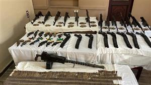 ضبط ورشة لتصنيع الأسلحة النارية والبيضاء داخل منزل في بدر