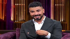 محمد أنور يؤدي مناسك العمرة عن المنتج الراحل تامر فتحي