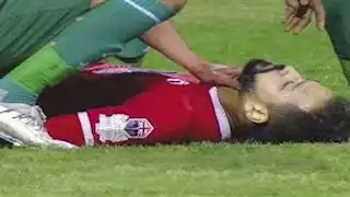 قبل إنقاذ لاعب كفر الشيخ من الموت.. 5 أزمات لنجوم كرة القدم في الملاعب (صور)