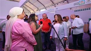 وزيرة التنمية المحلية والرئيس التنفيذي للمتحدة يتفقدان معرض المشروع القومي لتنمية الأسرة