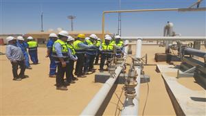 جولة ميدانية لرئيس المركزية للإنتاج بحقول بتروشهد بالصحراء الغربية