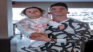 زيزو يغادر مصر رفقة عائلته