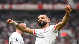 محمد صلاح يهدي حارس الأهلي قميص ليفربول (صورة)