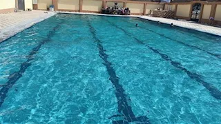 جثة داخل حمام سباحة في الريف الأوروبي