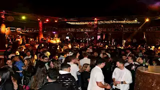 حفل عالمي داخل أعماق الجبال.. احتفالات الكريسماس حتى الصباح في شرم الشيخ 