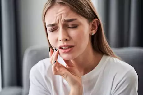 في 4 خطوات- طبيبة توضح كيفية علاج ألم الأسنان بدون مسكنات