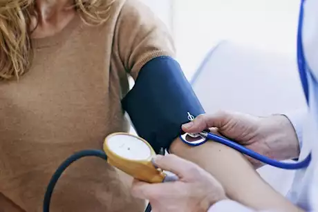 خبير تغذية يحذر: عدم تناول هذه الوجبة خطر على مرضى الضغط