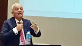 وزير التعليم السابق: الذكاء الاصطناعي ليس بديلا للمعلم