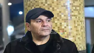 بالصور| محمد فؤاد يستقبل المعزين في وفاة والد زوجته بمسجد الشرطة