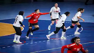 لقطة إنسانية من لاعبتي الأهلي مع لاعبة الزمالك في ربع نهائي كأس مصر لليد (صورة)