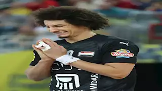 علي زين يحتفل بالفوز بلقب السوبر الأفريقي لكرة اليد مع النادي الأهلي