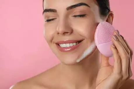 فرشاة تنظيف الوجه.. احذر أضرارها 