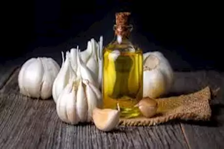 زيت الثوم.. درعك الطبيعي من أمراض الشتاء