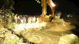 بعد إصلاح خط رئيسي.. عودة المياه تدريجيًا في عرب المدابغ بأسيوط (صور)