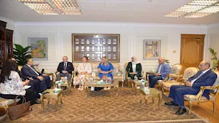 بالصورـ محافظ أسيوط يستقبل سفير التشيك لبحث التعاون في التدريب والتكنولوجيا