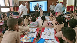 بالصورـ وكيل تعليم أسيوط يشارك طلاب مدرسة الناصرية مواجهة التنمر