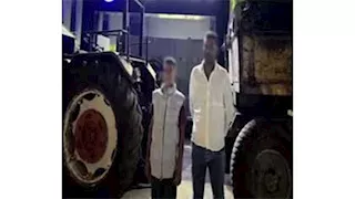 طفل يقود جرارًا زراعيًا ويدهس سيدة في الشرقية | فيديو