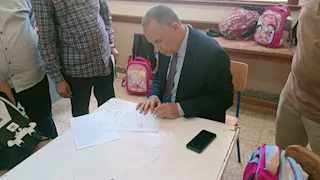 خصم نصف الراتب.. وكيل تعليم أسيوط يُحيل معلم ومدير مدرسة للتحقيق -صور