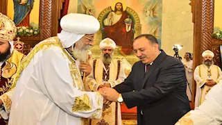 بريشة فنان مسلم.. محافظ أسيوط يهدي البابا تواضروس أيقونة العائلة المقدسة