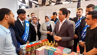 رئيس جامعة بنها يفتتح معرض المنتجات الغذائية -صور