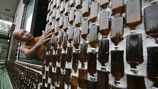 منزل كامل مصنوع من الزجاجات الفارغة.. 10 صور صادمة