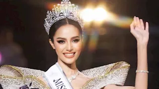 ملكة جمال العالم بإطلالة أنيقة في أحدث ظهور لها