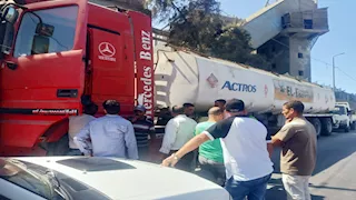 ألقت مخلفات بترولية في الترعة.. التحفظ على سيارة نقل بالإسكندرية (صور)