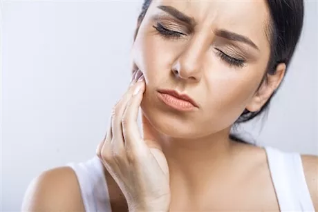 هل التهابات اللثة تسبب آلام الصداع الأمامي؟
